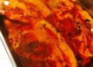 猪肉を深いバットに並べ、オリーブオイルを肉の上1㎝ぐらいまで、なみなみに入れ100℃のオーブンで肉が柔らかくなるまでゆっくり火を入れる。（約3時間）