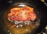 一緒にコンフィにした油をフライパンに敷き、肉の表面をカリッと焼く。