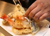 皿に天紙を敷き、その上に天ぷらを盛り付け、半分に切ったすだち、大根おろしと生姜おろしを盛る。