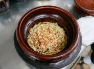 炊き上がったら火を止め、12分ほど蒸らしたら、米と具材を混ぜ合わせる。茶碗に盛り付け、絹さやを飾って完成。