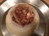 くり抜いた玉ねぎを粗みじん切りにし、豚バラ肉とオリーブオイルで炒めて塩・こしょうする。
バルサミコ１５ｃｃとはちみつ５ｇを加え軽く煮詰める