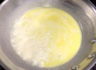 鍋にクリームソースの材料を黒コショウとパルメザンチーズ以外を全て入れ、とろみがつくまで火にかける。