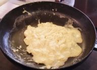 フライパンを中火位で温めて薄く油を引いて、Step1のものを流し入れてザックリと混ぜて、スクランブルエッグ状にまとめる。