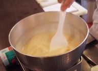鍋にかつをだし、卵黄、片栗粉、塩、薄口醤油を入れて強火にかけて、泡がぽこぽこし、トロみがつくまで温める。
※卵黄、片栗粉は鍋に入れたら最初のうちに溶かしておく