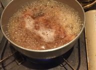 【炊き込みご飯の出汁】かつお出汁と薄口醤油、みりんを鍋に合わせ火にかける。沸騰したら火を止め、冷ましておく。