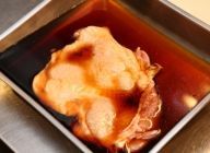 鶏肉に火を入れやすくする為、包丁で筋に切り込みを入れた後、合わせ調味料に10分漬ける。フライパンにサラダ油をひき、鶏肉を皮目から焼く。鶏肉にある程度火が入ったら