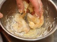 海老は、水で4～5回洗い、水気を切っておく。水気が切れた海老に塩・胡椒をよく混ぜ、片栗粉と卵を加えて、油を混ぜる。