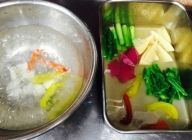 野菜を茹で氷水で冷やし水けを切って白だしにつける。