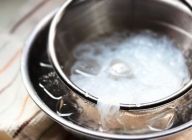 【冷製ゼンパスタ】
\n糸こんにゃくをサッと茹で、氷水でしめて水気を切る。