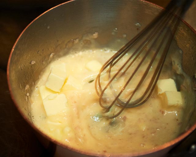 バターソースは、オレンジエキスで香りと旨みをプラス