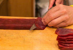 適度な厚みを保つように包丁を入れ、均等の大きさになるように斜めに切り揃える。