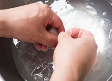塩入りの氷水で貝やひもをよく洗いヌメリをとる。