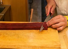 【鮪】柵は、切る時に包丁が筋に対して垂直に入るものを選んで購入する。まず切り口が斜めになるように先端を切り落とす。