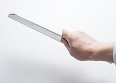 親指は、挟むように反対側の包丁の刃元を支える。
